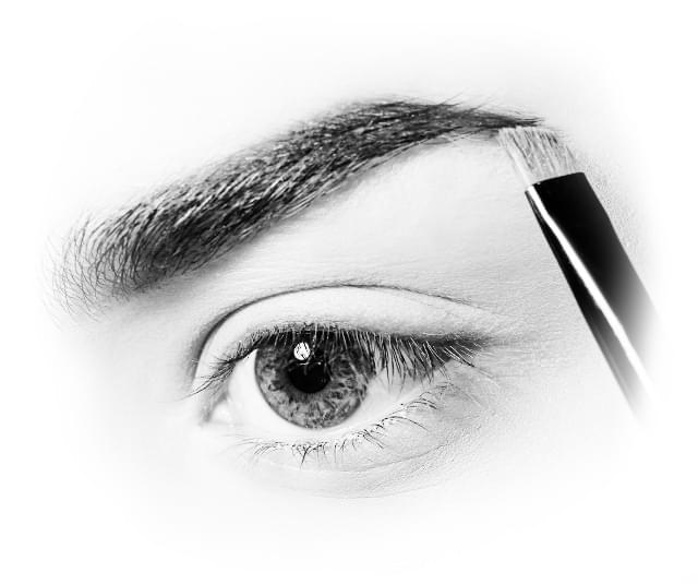 Ar otu uzklājot uzacu pomādu