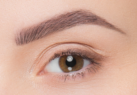 Acs tuvplāns ar garām skropstām