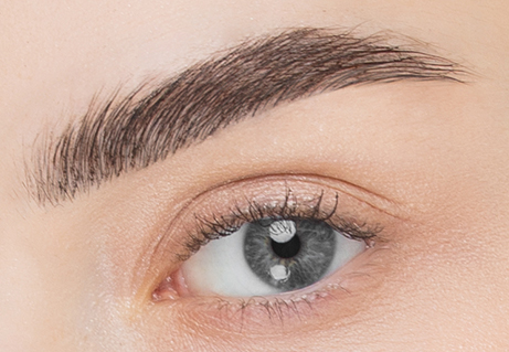 Acs tuvplāns ar garām skropstām