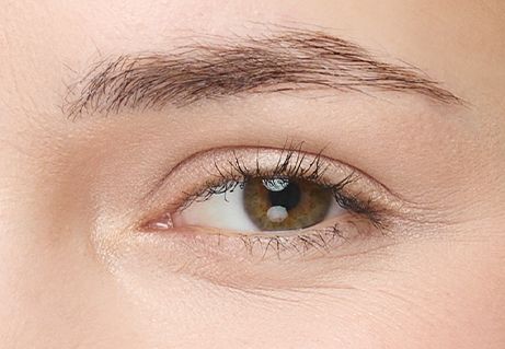 Acu tuvplāns ar īsām skropstām