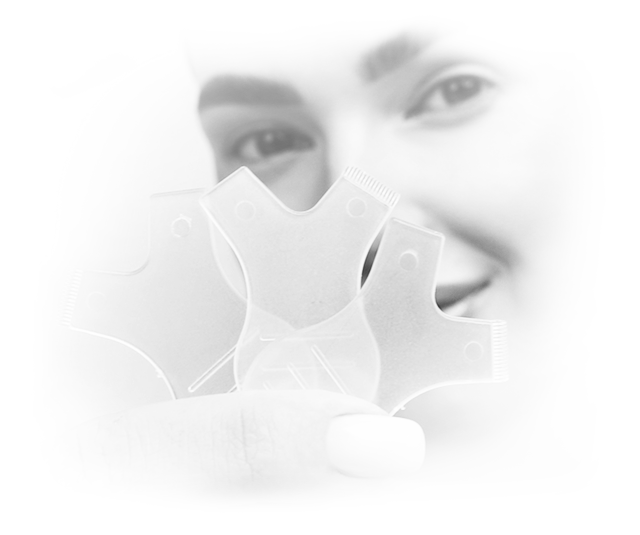 Pelēks attēls ar sievieti, kas tur paceļamas ķemmes līdz kamerai